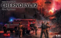 35902  техника и вооружение  Fire Fighters (AC-40-137A firetruck &amp; 4 figures &amp; diorama base)  (1:35) 2000000156262