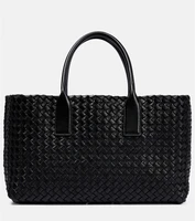 Маленькая кожаная сумка-тоут cabat Bottega Veneta, черный 5980573