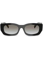 Prada Eyewear солнцезащитные очки в геометричной оправе, черный 22630334