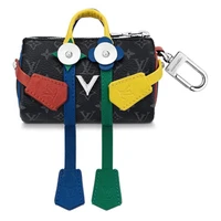 LOUIS VUITTON Сумка Keepall из лакированного полотна с кожаной отделкой, украшение и брелок, аксессуар унисекс разноцветный 27973606